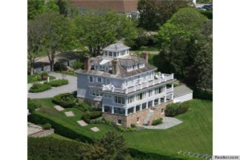 Taylor Swift Looks At Rhode Island Mansion, Has Us Wondering Who She's ...