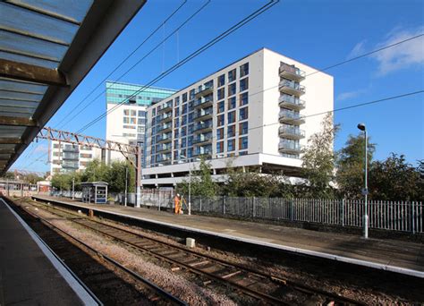 Enfield Town Station & Flats © John Salmon cc-by-sa/2.0 :: Geograph ...