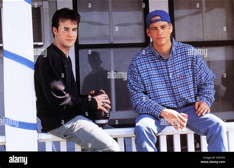 VARSITY BLUES JAMES VAN DER BEEK, PAUL WALKER Date: 1999 Stock Photo - Alamy