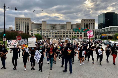 Marchers shut down streets in downtown Chicago to protest killing of ...