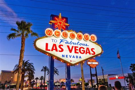 ‘Welcome to Fabulous Las Vegas’ Sign - Take Home a Memory With a Photo at this Iconic Landmark ...