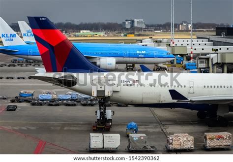 Delta Air Lines Tail Logo Royalty-Free Images, Stock Photos & Pictures ...