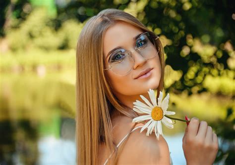 Wallpaper : blonde, red nails, flowers, women with glasses, blue eyes ...
