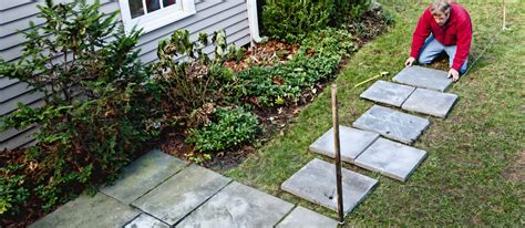 How to Lay a Stepping-Stone Path | Stepping stone paths, Diy backyard landscaping, Stone path