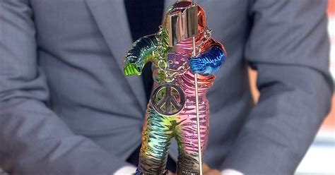 MTV’s new colorful VMA Moonman trophy: Get a first look