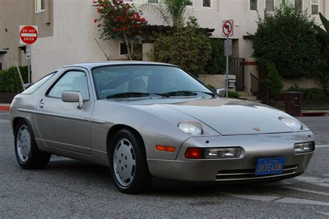 Vintage Porsche 928 - How Car Specs