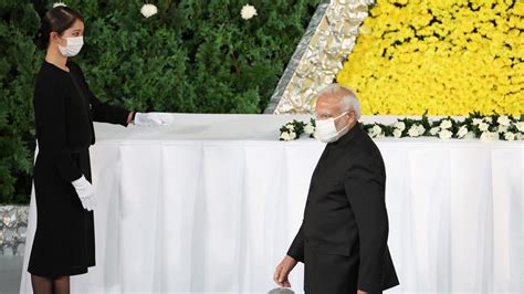 Watch: PM Modi leaves flowers on ex-Japan Shinzo Abe's altar in final ...