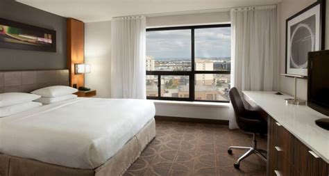 Hilton Toronto Airport Hotel & Suites - Toronto Airport Hotels