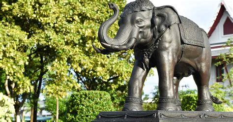 Elephant Statue Vastu Tips for Wealth and Happiness In 2024