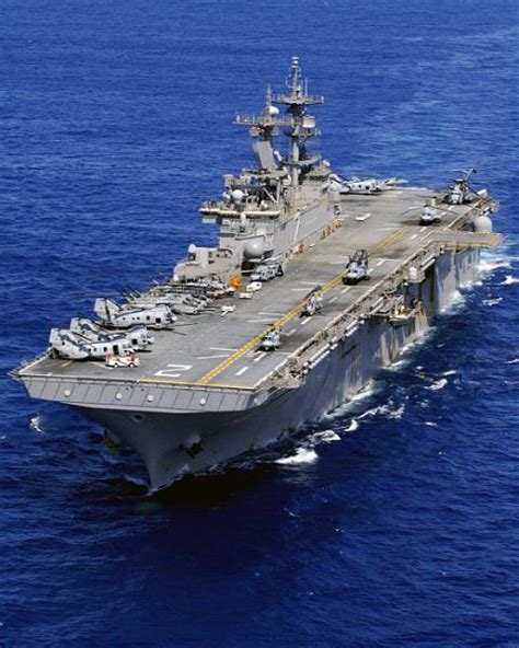 USS Essex (LHD-2) - Sasebo