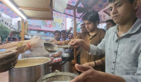 Pandit Dhirendra Krishna Shastri was seen making tea on the road and giving it to people, people ...