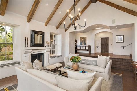 Reaching New Heights: 5 Homes With Vaulted Ceilings – Frank Hardy ...