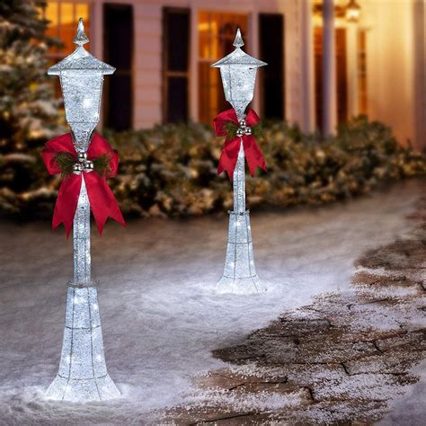 Outdoor Lamppost Christmas Decor | Christmas lamp post, Christmas lamp, Outdoor holiday decor