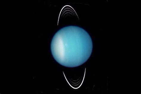 An image of Uranus by the Hubble Telescope : pics