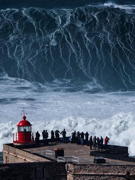 Nazaré big winter swells: Watch Nazaré go mega!