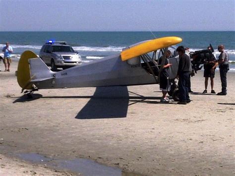 Banner plane makes emergency landing just off beach