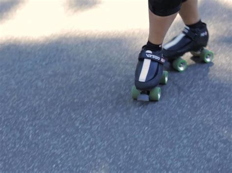 How to Roller Skate Backwards: Tips and Techniques for Beginners - Skateboard Trends