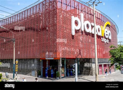 The Exterior Of A Plaza Vea Supermarket, Central Lima, Lima, Peru Stock Photo - Alamy