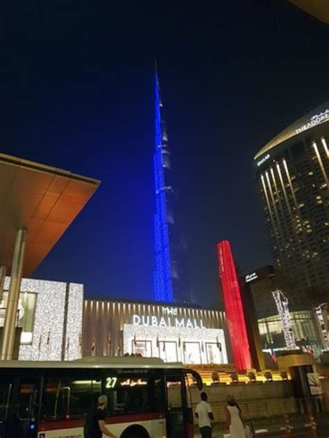 Exterior night view of Dubai Mall | Dubai mall, Night views, Dubai