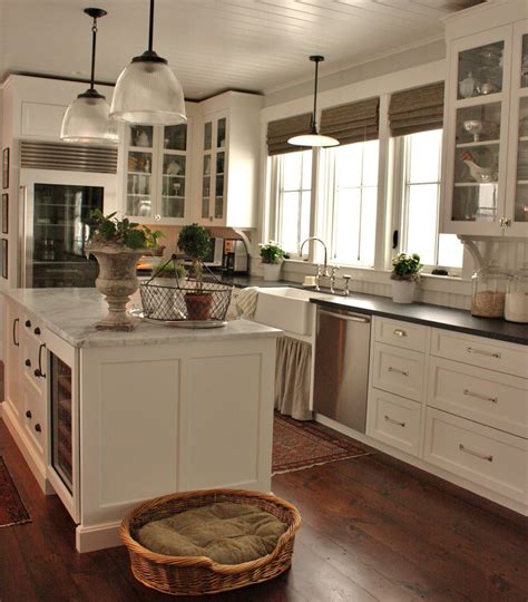 23 Lovely White Farmhouse Kitchen Cabinets - Home Decoration and ...