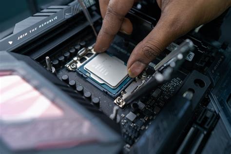 How to Install Intel or AMD CPU on Your Motherboard (2023) | Beebom