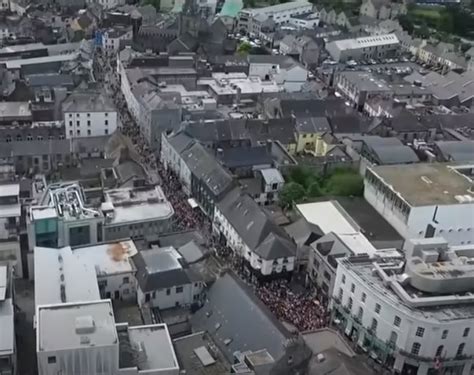 15,000 musicians perform ‘Galway Girl’ in Galway and break records with ...