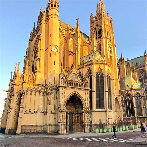 a cathédrale de Metz baignée dans la lueur de l'aube. Des siècles d'histoire pour créer ce ...