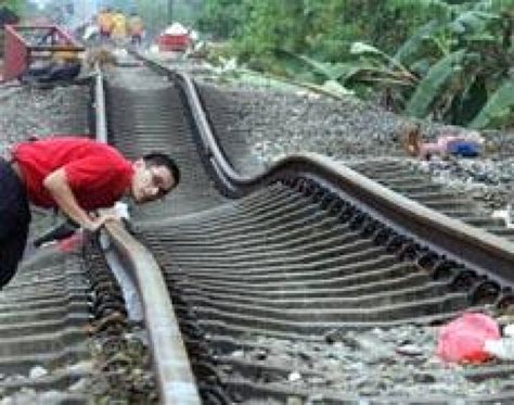 Floods displace thousands in Malaysia | CBC News