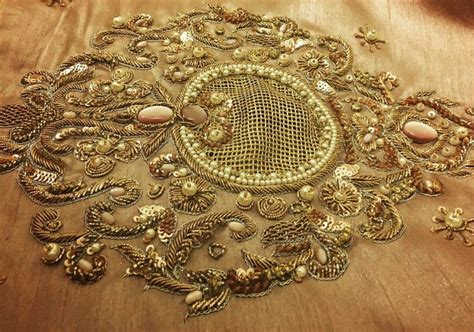 a0bfac6d0fbf1ec1a6b0304511e0b1e8.jpg 1,440×1,009 pixels | Gold work embroidery, Couture ...