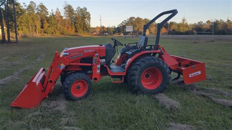 Box Blade Rental 33hp Kubota B3300SU Tractor with Loader and Box Blade