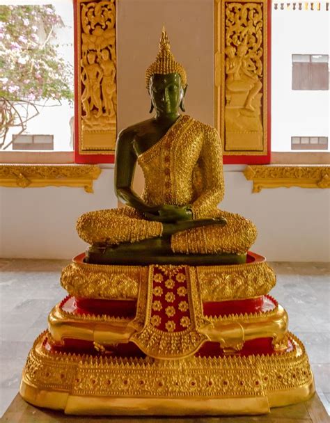 Foto in Laos Temples and Buddha statues at Vientiane - Google Foto's | Buddha, Buddha image ...