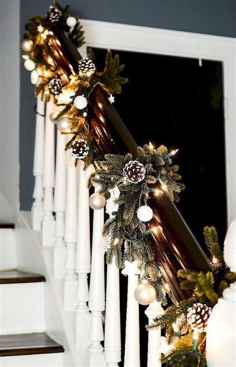 25+ Beautiful Christmas Staircase Decoration Ideas - For Creative Juice