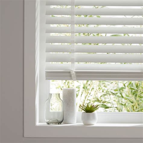 Colours Lone White Venetian blind (W)90 cm (L)180 cm | Departments | DIY at B&Q