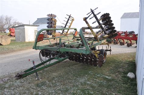 John Deere disk, 20', Hyd fold, vertical tillage blades,