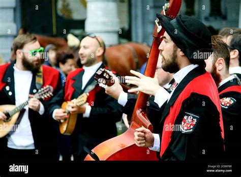 Portuguese singers hi-res stock photography and images - Alamy