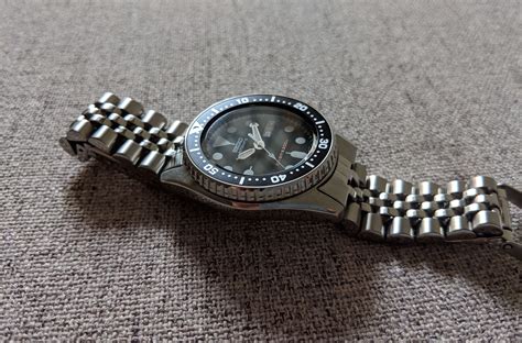 Seiko SKX013 Review: The Everyday Midsize Diver - WatchReviewBlog