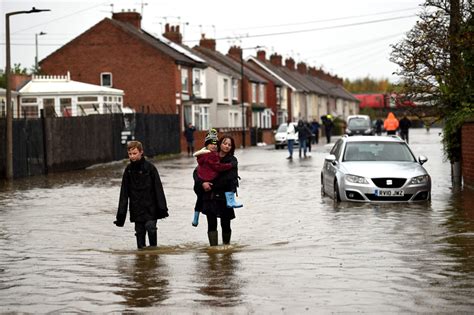 Torrential downpours flood parts of northern England - BBC News