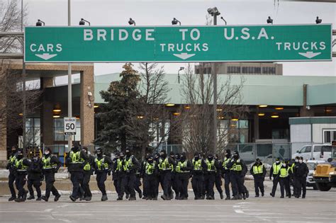 Protesters begin leaving key U.S.-Canada border crossing : NPR