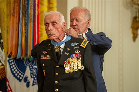 Four Vietnam Vets Awarded Medals of Honor in White House Ceremony ...