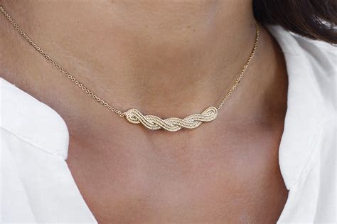 Necklaces for women : the ultimate guide to choose a necklace!