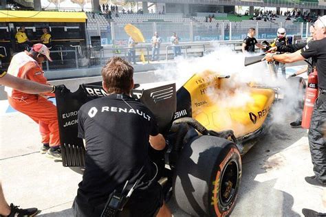 5 times F1 cars caught fire in the pit lane