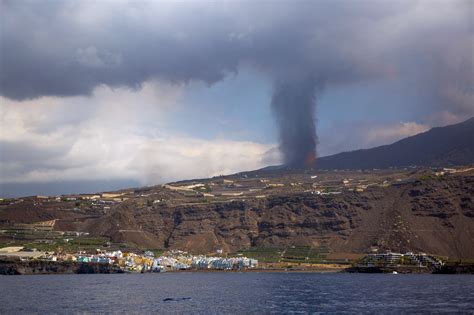 What Happens When Lava Hits the Ocean? La Palma Volcano's Flow Heading for Atlantic - Newsweek