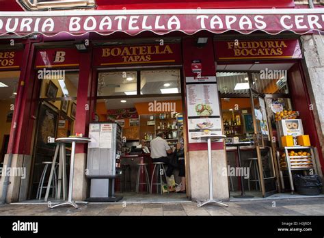 Boatella Tapas Bar in the old city of Valencia Stock Photo - Alamy