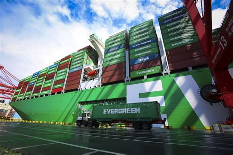 Container ships are big greenhouse gas emitters. Can the industry decarbonize? - Vox