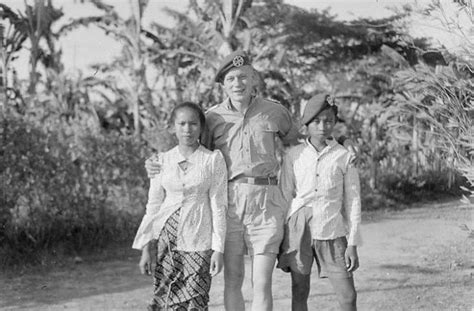 Lihat Foto Tentara Belanda dan Dua Orang Indonesia Tahun 1949, Netizen Akui Miris