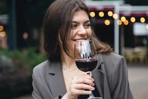 Wine can prevent sore throat. Understands