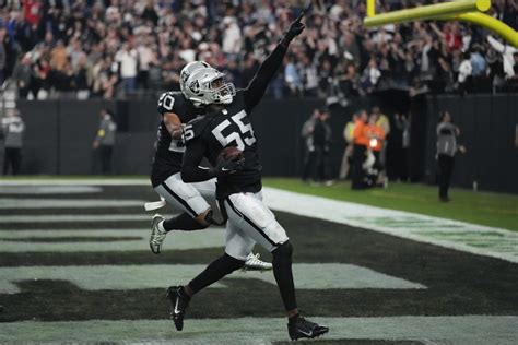 Raiders defeat Patriots off botched lateral on game's final play - Los Angeles Times