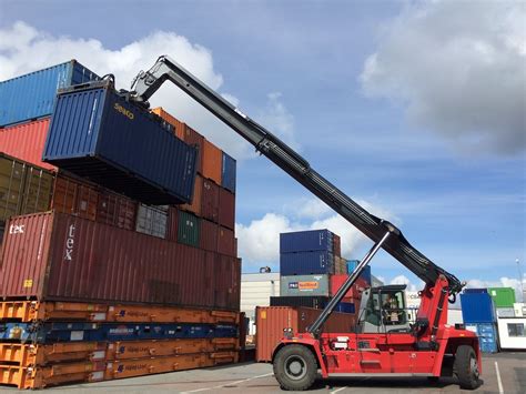 mobile shipping container crane | Nicolás Boullosa | Flickr