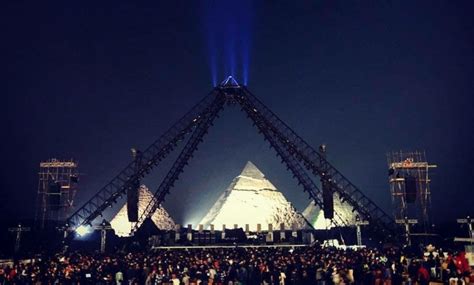 Red Hot Chili Peppers wow audience with gig in shadow of Giza Pyramids - Esquire Middle East