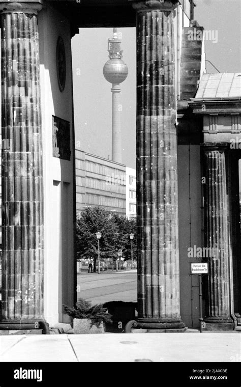 The Brandenburg Gate, Berlin in 1989 Stock Photo - Alamy